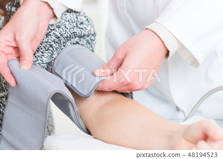 Doctor measuring blood pressure 48194523