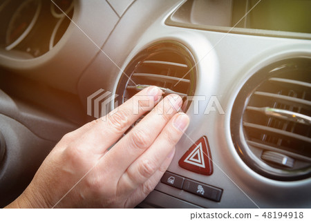 Driver hand tuning air ventilation grille 48194918