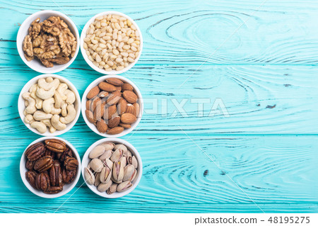Mix of nuts 48195275