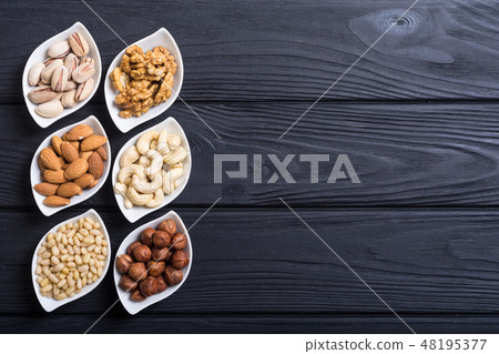 Mix of nuts 48195377