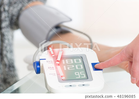 Doctor measuring blood pressure 48196085