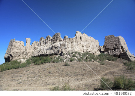 fortress Kyzyl-kala in Kyzylkum Desert, Uzbekistan 48198082