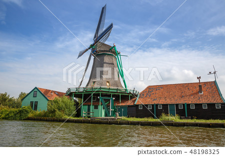 Windmill in Zaanse Schans Windmill in Zaanse Schans 48198325