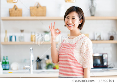 Housewife housework OK woman 48200104