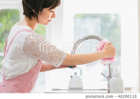Cleaning kitchen housewife ladies Cleaning kitchen housewife ladies 48200118