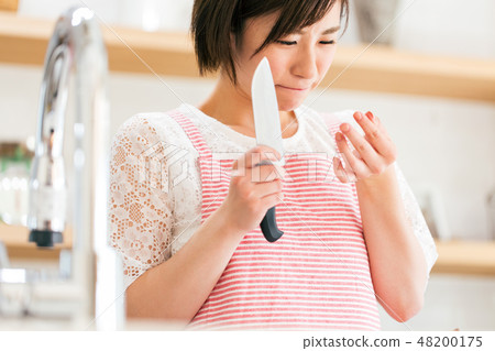 菜刀疼痛痛苦盤女人 菜刀疼痛痛苦盤女人 48200175