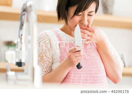 Kitchen knife hurts pain hurts dish woman 48200178