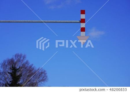 Road sign Downward arrow arrow feather Road sign Downward arrow arrow feather 48200833