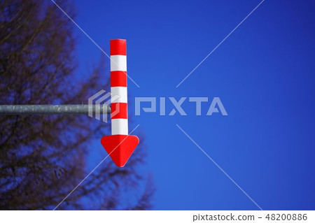 Road sign Downward arrow arrow feather Road sign Downward arrow arrow feather 48200886