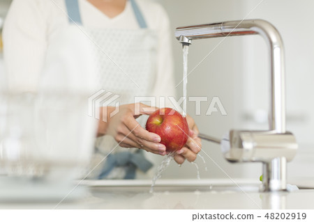 Housewife apples wash 48202919