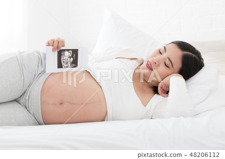 Pregnant women lie and hold four-dimen 48206112