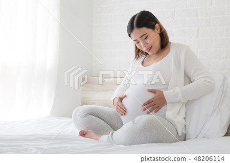 Asian pregnant women happy during pregnancy 48206114