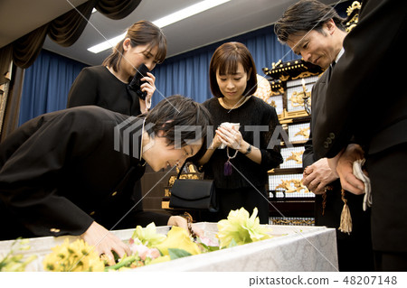 funeral 48207148
