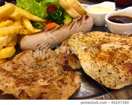 Steak mixed with gravy sauce 48207360