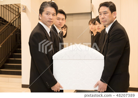 Carrying a funeral ceremony 48207389