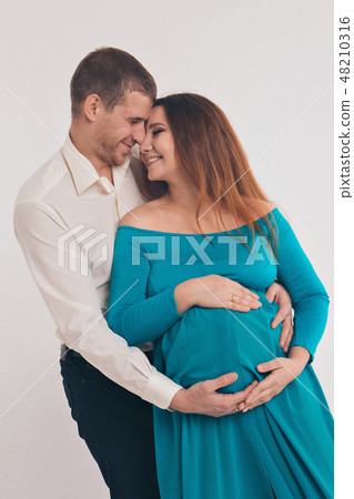 husband embraces the pregnant wife husband embraces the pregnant wife 48210316