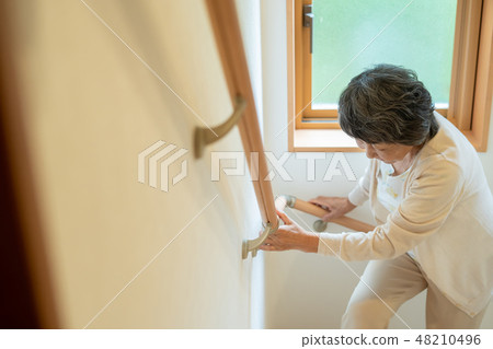 上升台階的資深女性年長老人 上升台階的資深女性年長老人 48210496