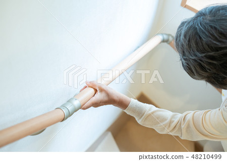 上升台階的資深女性年長老人 上升台階的資深女性年長老人 48210499
