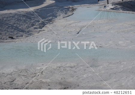土耳其世界遺產Pamukkale石灰石架子和石灰地板 48212651
