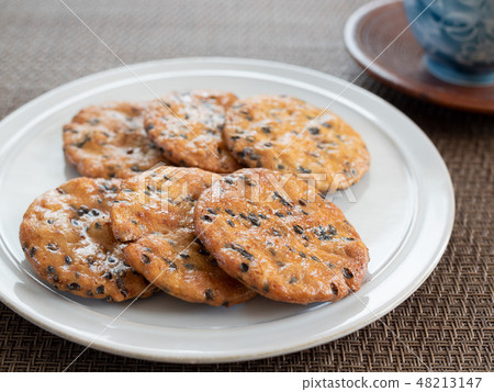 Sesame rice cracker 48213147