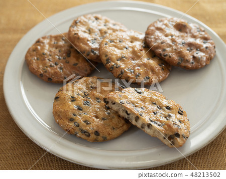 Sesame rice cracker 48213502