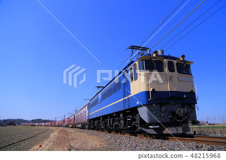 在晴朗的天氣下的貨車 在晴朗的天氣下的貨車 48215968