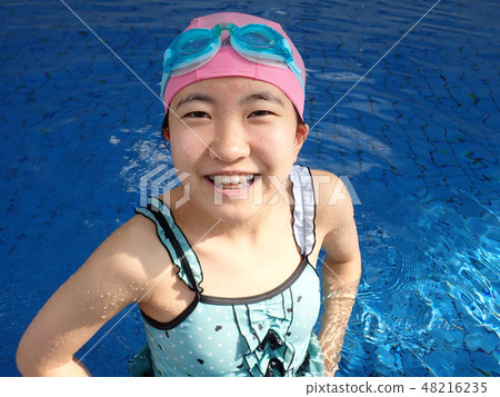 在池中玩耍的女孩 48216235