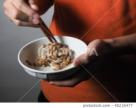 Men's hand to mix natto 48216477