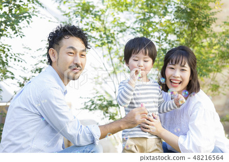 Outdoor family · Soap bubbles 48216564