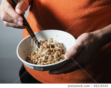 Men's hand to mix natto 48216565