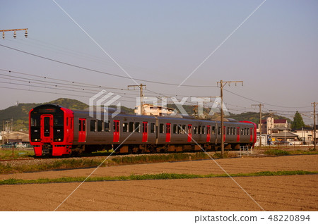 在北九州1100系列的農村運行的813系列 在北九州1100系列的農村運行的813系列 48220894