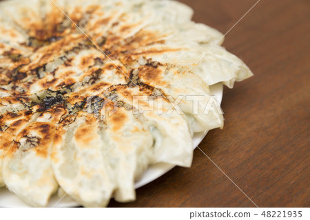 煎餃子 煎餃子 48221935