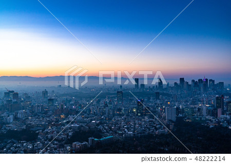 “東京都政府”雨後·東京的夜景包裹在霧“新宿方向” “東京都政府”雨後·東京的夜景包裹在霧“新宿方向” 48222214