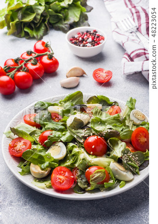Fresh salad with tomatoes and quail eggs Fresh salad with tomatoes and quail eggs 48223054