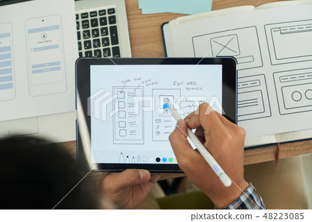 UI designer choosing color 48223085