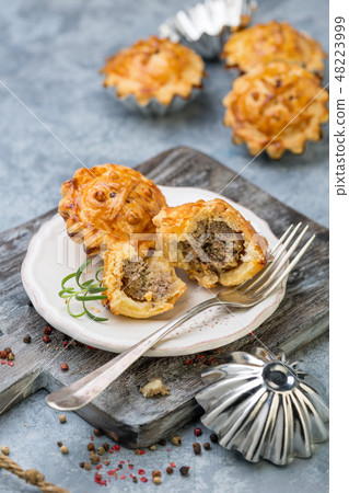 Mini pies with meat, onion and apple. 48223999