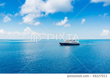 潛水船停泊在馬爾代夫海 48227011