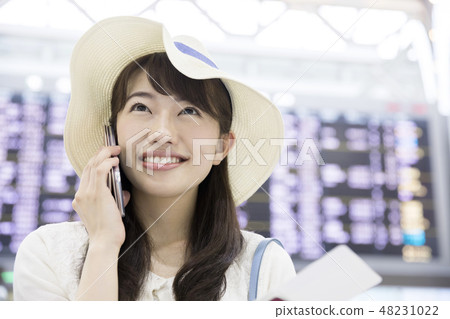 婦女旅行圖像談話在機場 婦女旅行圖像談話在機場 48231022