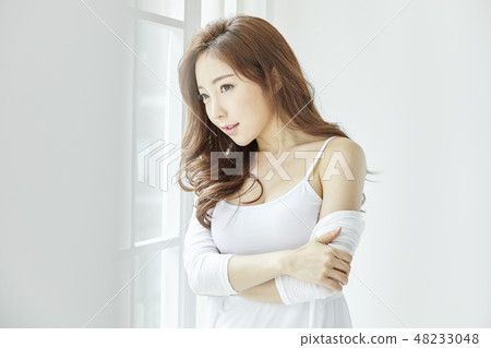 年輕的女人 年輕的女人 48233048