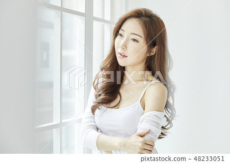 年輕的女人 年輕的女人 48233051