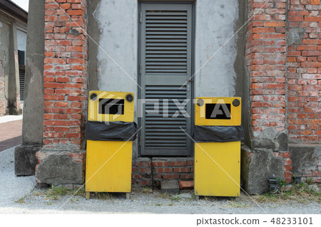 city trash cans 48233101