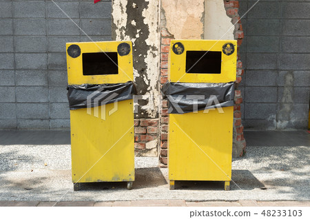 city trash cans city trash cans 48233103