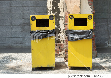 city trash cans 48233105
