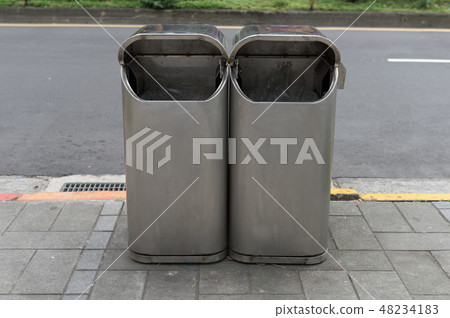 city trash cans 48234183