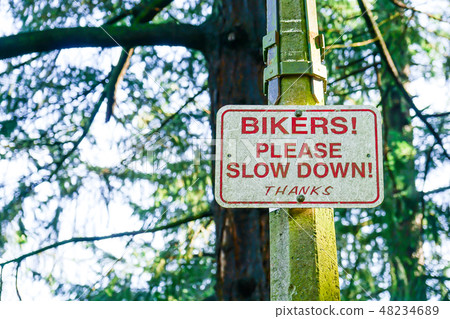 標語寫著“請放慢速度！” 48234689