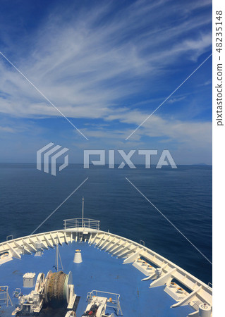 渡輪在夏天穿過日本海 48235148