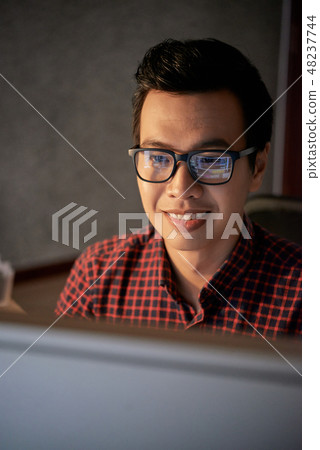 Freelance programmer 48237744