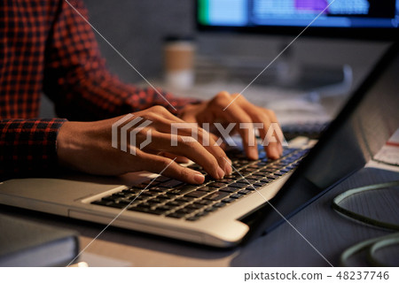 Working programmer 48237746