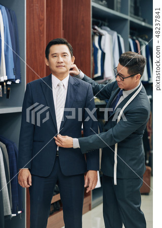 Shop assistant helping customer 48237841