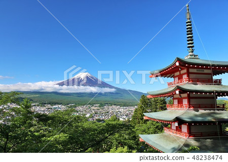 山梨縣初夏藍天和五重塔和富士山 山梨縣初夏藍天和五重塔和富士山 48238474